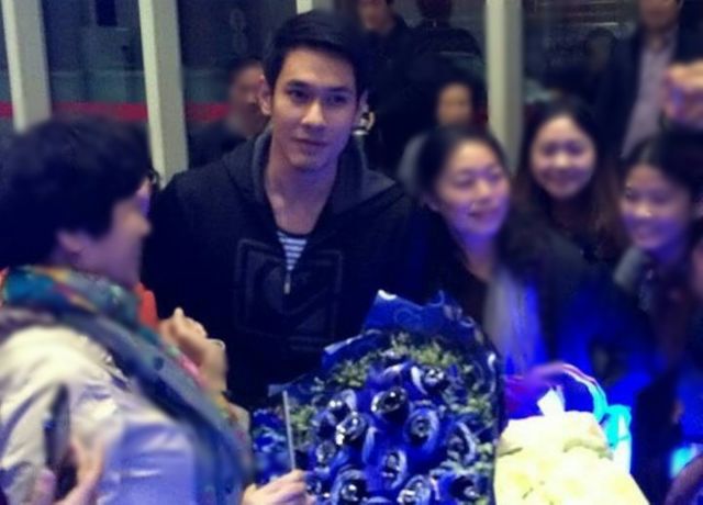 อ๋อม อรรคพันธ์ บินลัดฟ้าจัดแฟนมิตติ้งแดนมังกร แฟนคลับแห่ต้อนรับกันแน่นสนามบิน