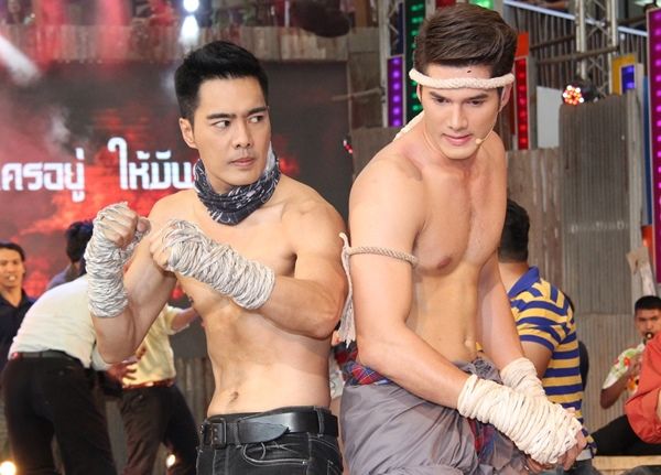 เคลลี่-มิกค์ นำทีมอวดกล้ามฟิตเปรี๊ยะเพลงเป๊ะสุดมัน ใน 7 สี คอนเสิร์ต