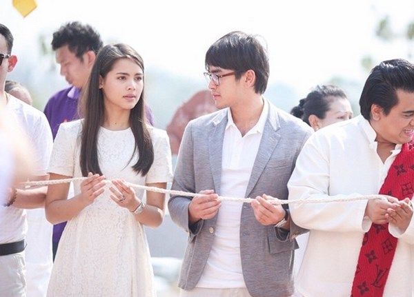 ณเดชน์ ญาญ่า สุดหวาน ออกทริปควงคุณแม่ทำบุญ พร้อมแฟนคลับอิ่มบุญกันถ้วนหน้า