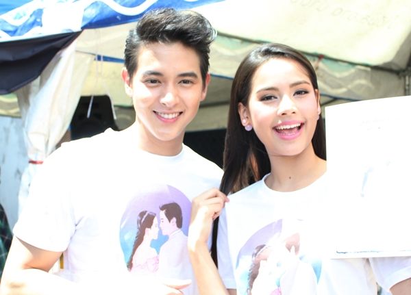 ญาญ่า – เจมส์จิ บุกตลาดนัดดารา วิก 3  นำทัพนักแสดง หนึ่งในทรวง ขายเสื้อการกุศล