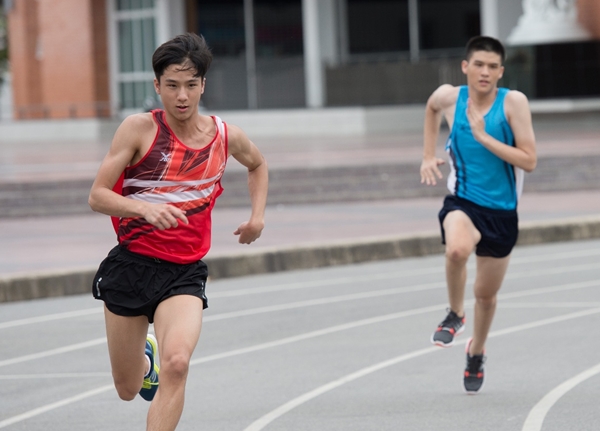 เฟิสต์ ทุ่มสุดชีวิต ลงแข่งวิ่ง หวังเป็นที่ 1 ตัวแทนโรงเรียนนาดาว