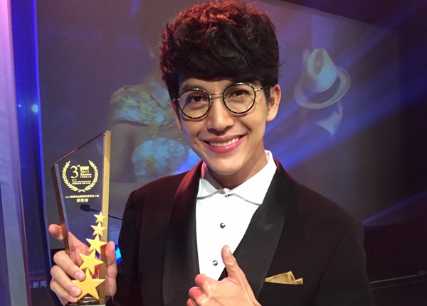 พุฒ ดังไกลถึงจีนคว้ารางวัล Thailand Headlines Person of The Year Awards 2015