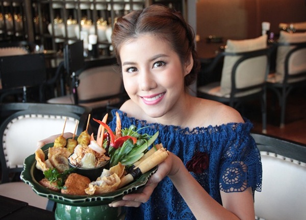 เอสเธอร์-แพตตี้ สวมบทสาวชาววัง พาชิมสุดยอดอาหารไทยสไตล์วังหลวง