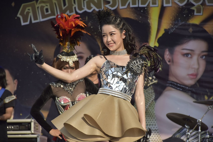 สาวน้อยร้อยล้านวิว