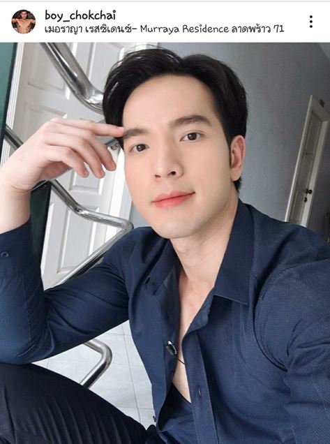 ละคร คิวบิก หนี้หัวใจที่ไม่ได้ก่อ 2557 ณ มุมมืดของฮ่องกง… เมื่อหนี้สินถูกใช้เป็นเครื่องพันธนาการ หญิงสาวผู้บริสุทธิ์ก็ต้องตกอยู่ในกรงเล็บของพยัคฆ์ร้าย ฤทัยนาคในวัยสิบเจ็ดปีถูกผลักไสเข้าสู่วังวนแห่งมาเฟีย เพื่อชดใช้ความผิดที่เธอไม่ได้ก่อให้แก่ หลินหลานเซ่อ มาเฟียหนุ่มผู้ไร้ความปราณี ท่ามกลางอันตรายและสายตาที่เย็นชาของเขา ฤทัยนาคต้องใช้ความกล้าหาญทั้งหมดเพื่อเอาชีวิตรอดและพิสูจน์คุณค่าของตัวเอง แต่แล้วในระหว่างการเผชิญหน้า… หัวใจสองดวงกลับเริ่มก่อตัวเป็นความรู้สึกที่ซับซ้อนเกินกว่าจะห้ามไหว ความรักที่ผลิบานท่ามกลางดงกระสุนจะสามารถนำพาพวกเขาให้รอดพ้นจากโลกที่เต็มไปด้วยการทรยศนี้ได้หรือไม่ 9 8d6e6e60 b79b 11ea 8fac 236a281cd6c5 original