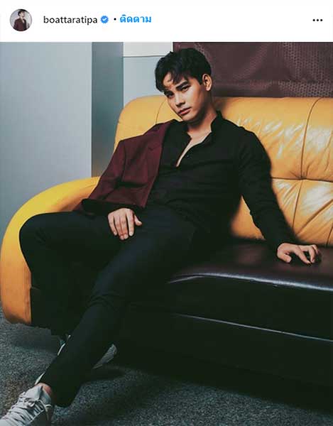 ซีรีส์ Golden Blood รักมันมหาศาล 2564 ในโลกที่ทุกอย่างซื้อได้ด้วยเงินและอำนาจ สกาย กลับโหยหาเพียงอิสระในกรงทองที่พ่อหยิบยื่นให้ แต่เขากลับถูกล่ามโซ่ไว้ด้วยเงาที่ชื่อ ซัน บอดี้การ์ดหน้านิ่งผู้ภักดีเกินเหตุ… จากความรำคาญที่ต้องเห็นหน้ากันยี่สิบสี่ชั่วโมง กลายเป็นความผูกพันที่หลอมละลายผ่านรอยเลือดและรอยยิ้ม ทว่าท่ามกลางกลิ่นอายอันตรายที่บีบคั้น คำถามเดียวที่ติดค้างในใจคือ… เมื่อถึงเวลาที่ต้องเลือกระหว่าง 'ความถูกต้องของพ่อ' กับ 'หัวใจของตัวเอง' พวกเขาจะยอมสละชีวิตเพื่อรักษาความรักที่ถูกสั่งห้ามนี้ไว้ได้จริงหรือ 2 b3be60e0 ecdc 11ea 9c8c 5fe0b989e003 original