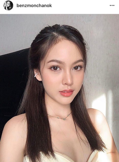 ละคร ยิหวาดาตัง 2569 "ดวงใจที่เคยหลอมรวมด้วยไออุ่น กลับถูกกรีดซ้ำด้วยรอยแค้นและคราบเลือด" ท่ามกลางเสียงสวดอาคมและกลิ่นอายไสยเวทย์แห่งแดนใต้ ยิหวา เติบโตมาในอ้อมกอดของจอมโจรผู้ทรงธรรม โดยหารู้ไม่ว่าคำทำนายโบราณกำลังเริ่มทำงาน เมื่อความตายพรากทุกสิ่งไปจาก เยี่ยม ชายหนุ่มผู้จมดิ่งสู่ศาสตร์มืดเพื่อรอวันพิพากษาตระกูลศัตรู ทว่าโชคชะตาช่างเล่นตลก เมื่อ 'ดวงใจ' ที่เขาหมายจะปลิดทิ้ง กลับเป็นผู้หญิงคนเดียวกับที่เขาเคยตกหลุมรัก และความจริงที่ซ่อนอยู่หลังคมดาบอาจร้ายกาจกว่าที่ใครจะคาดคิด เพราะหากยิหวาดับสูญ… พี่ชายฝาแฝดของเธอก็ต้องม้วยตาม 14 e54cd810 f3ff 11ea 9025 43b647b21d1b original