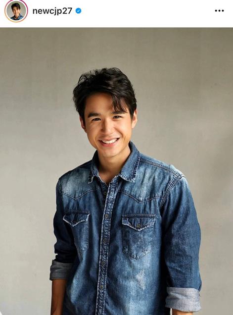 ซีรีส์ 30 เพิ่งเริ่มต้น The Thirsty 30 2568 สามสิบ… คือวัยที่เส้นแบ่งระหว่างความฝันอันหอมหวานกับความเป็นจริงที่ขมปร่าเริ่มเลือนหายไป สำหรับหญิงสาวราศีมีนสามคนนี้ พวกเธอต่างก้าวเข้าสู่เลขสามด้วยหัวใจที่เปี่ยมด้วยความหวัง ว่าความรักที่มั่นคงและความสำเร็จที่คู่ควรจะรอคอยอยู่ ทว่า โชคชะตาไม่เคยเล่นตามกฎเกณฑ์ของใครเลย เมื่อแสงสปอตไลต์ของสังคมชั้นสูงที่ดูหรูหราเริ่มเผยให้เห็นรอยร้าวเบื้องหลัง บททดสอบก็ถาโถมเข้ามาไม่หยุดหย่อน ตั้งแต่การตกเป็นไวรัลให้โลกตัดสิน การถูกหักหลังที่เจ็บปวดที่สุด ไปจนถึงการทำสงครามเย็นในสมรภูมิออฟฟิศอันแสนดุเดือด ในเกมชีวิตที่ไม่มีใครเป็นกลางนี้ พวกเธอจะเลือกจมดิ่งไปกับบาดแผล หรือจะสวมชุดเกราะ ตัดสินใจสู้ เพื่อเป็นผู้ครอบครองเกมนี้เสียเอง 10 07a05f30 3df3 11eb 9b6d 3fdf37c2e48e original