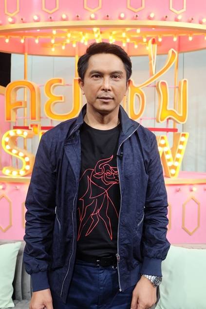 ซีรีส์ Golden Blood รักมันมหาศาล 2564 ในโลกที่ทุกอย่างซื้อได้ด้วยเงินและอำนาจ สกาย กลับโหยหาเพียงอิสระในกรงทองที่พ่อหยิบยื่นให้ แต่เขากลับถูกล่ามโซ่ไว้ด้วยเงาที่ชื่อ ซัน บอดี้การ์ดหน้านิ่งผู้ภักดีเกินเหตุ… จากความรำคาญที่ต้องเห็นหน้ากันยี่สิบสี่ชั่วโมง กลายเป็นความผูกพันที่หลอมละลายผ่านรอยเลือดและรอยยิ้ม ทว่าท่ามกลางกลิ่นอายอันตรายที่บีบคั้น คำถามเดียวที่ติดค้างในใจคือ… เมื่อถึงเวลาที่ต้องเลือกระหว่าง 'ความถูกต้องของพ่อ' กับ 'หัวใจของตัวเอง' พวกเขาจะยอมสละชีวิตเพื่อรักษาความรักที่ถูกสั่งห้ามนี้ไว้ได้จริงหรือ 8 63fa28a0 f389 11eb be32 97b1a38a3d1b webp original