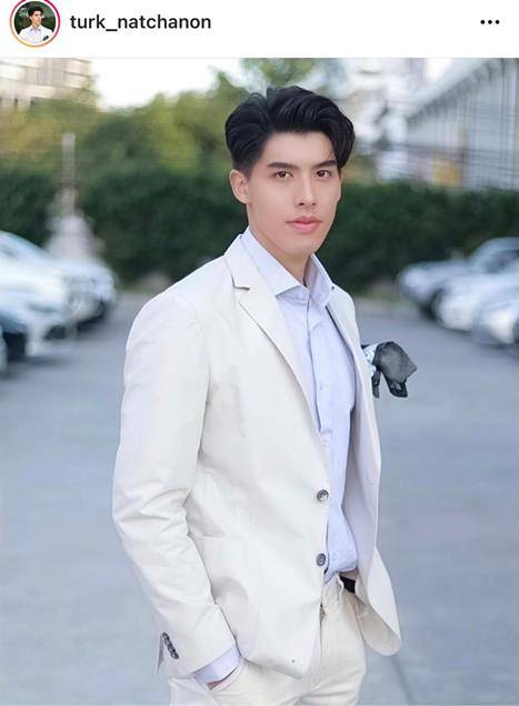 ละคร พริกกับเกลือ 2564 จะมีอะไรเจ็บปวดไปกว่าการถูกคนรักทิ้ง… นอกเสียจากเธอทิ้งเราไปเพื่อเป็น 'แม่เลี้ยง' ของเราเอง! ดิ่ง หอบหัวใจที่แตกสลายกลับมาเมืองไทยเพื่อหนีจากฝันร้าย แต่โชคชะตากลับเล่นตลกส่ง จี๊ด คุณหนูอารมณ์ร้ายเข้ามาพังชีวิตเขาซ้ำสอง ท่ามกลางเกมธุรกิจที่ร้อนระอุและการหักหลังที่ซ่อนอยู่ภายใต้หน้ากากคนใกล้ตัว เมื่ออดีตที่อยากลืมกลับตามมาหลอกหลอน และรักครั้งใหม่ดันก่อตัวขึ้นท่ามกลางศัตรู เขาจะเลือกทางไหน… ระหว่างการแก้แค้นที่รอคอย หรือความรักครั้งใหม่ที่อาจเป็นเพียงภาพลวงตา 8 d8c09700 411d 11ec b128 8faffd115312 webp original