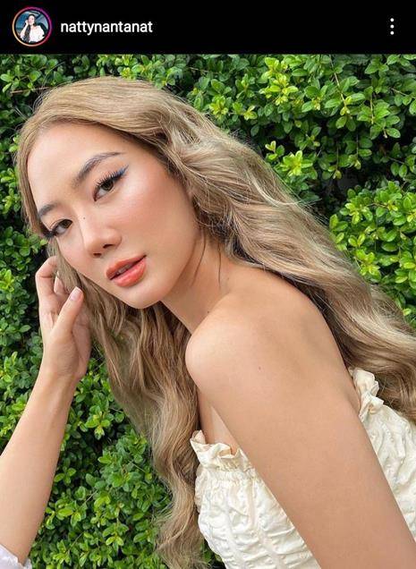 ซีรีส์ 4 MINUTES 2024 4 นาที คือช่วงเวลาแห่งพลังอำนาจที่ เกรท ลูกชายผู้ร่ำรวยไม่เคยร้องขอ ดวงตาของเขามองเห็นอนาคตสั้น ๆ เพียงชั่วอึดใจ ก่อนที่เส้นทางแห่งโชคชะตาจะเปิดโอกาสให้เขาย้อนกลับไปแก้ไขมันได้… หรือไม่ได้? ชีวิตที่เต็มไปด้วยความลับและความเสี่ยงดำเนินไปอย่างโดดเดี่ยว จนกระทั่งการช่วยเหลือเพื่อนครั้งหนึ่งได้นำพาเขาไปสู่ ธาม ศัลยแพทย์หนุ่มผู้มีเสน่ห์ดึงดูดอย่างอันตราย แต่เบื้องหลังรอยยิ้มนั้นคือแผนการล้างแค้นอันเย็นชาต่อตระกูลของเกรท การตกหลุมรักที่สวนทางกับความจริงอันขมขื่นได้เริ่มต้นขึ้น พร้อมกับการคลี่คลายของปมแค้นอีกเส้น เมื่อ กรณ์ พี่ชายของเกรท และ ต้นกล้า คนรักของเขา เริ่มต้นแผนการชำระแค้นให้กับการตายของโดมน้องชายผู้ล่วงลับ ในห้วงเวลาที่พลิกผันราวกับฝันร้าย ทุกการย้อนเวลาเพื่อแก้ไขอาจนำมาซึ่งการฆาตกรรม การปกปิด และการไถ่บาป… สุดท้ายแล้ว ความสุขที่รอเกรทกับธามอยู่ปลายทางจะคุ้มค่ากับการสูญเสียของตัวละครอื่นที่ถูกชะตากรรมเล่นงานหรือไม่ 9 5a3e68c0 f6d1 11ec b30b ed19c92afe87 webp original