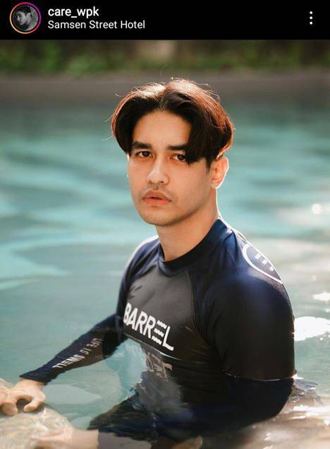 ละคร ยิหวาดาตัง 2569 "ดวงใจที่เคยหลอมรวมด้วยไออุ่น กลับถูกกรีดซ้ำด้วยรอยแค้นและคราบเลือด" ท่ามกลางเสียงสวดอาคมและกลิ่นอายไสยเวทย์แห่งแดนใต้ ยิหวา เติบโตมาในอ้อมกอดของจอมโจรผู้ทรงธรรม โดยหารู้ไม่ว่าคำทำนายโบราณกำลังเริ่มทำงาน เมื่อความตายพรากทุกสิ่งไปจาก เยี่ยม ชายหนุ่มผู้จมดิ่งสู่ศาสตร์มืดเพื่อรอวันพิพากษาตระกูลศัตรู ทว่าโชคชะตาช่างเล่นตลก เมื่อ 'ดวงใจ' ที่เขาหมายจะปลิดทิ้ง กลับเป็นผู้หญิงคนเดียวกับที่เขาเคยตกหลุมรัก และความจริงที่ซ่อนอยู่หลังคมดาบอาจร้ายกาจกว่าที่ใครจะคาดคิด เพราะหากยิหวาดับสูญ… พี่ชายฝาแฝดของเธอก็ต้องม้วยตาม 11 a800d1b0 27a0 11ed aa55 6961169ed49c webp original