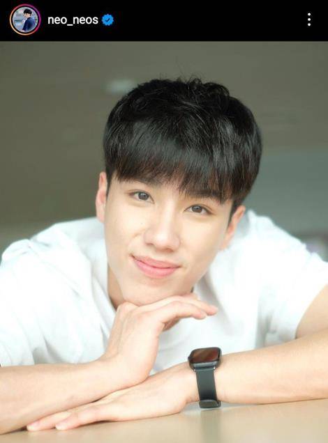 ซีรีส์ ปลาบนฟ้า 2564 "ระยะห่างระหว่าง ‘ดิน’ กับ ‘ฟ้า’… บางทีอาจวัดได้ด้วยจังหวะของหัวใจ" สำหรับ ปี นิสิตทันตะสุดเนิร์ด การตกหลุมรัก เมืองน่าน ก็ไม่ต่างอะไรกับการมองดู 'ปลาบนฟ้า' ที่ต่อให้เขย่งจูบแค่ไหนก็เอื้อมไม่ถึง ปฏิบัติการ Makeover แปลงโฉมชุบตัวจึงเกิดขึ้น! แต่ใครจะรู้ว่าในขณะที่เขากำลังวิ่งตามความรักที่วาดฝัน กลับมี หมอก เดือนคณะแพทย์จอมกวนก้าวเข้ามาขวางทางปืน จากคู่แข่งหมายเลขหนึ่งที่คอยขัดขวาง กลับกลายเป็นคนที่ทำให้หัวใจเต้นผิดจังหวะเสียเอง ท่ามกลางข่าวลือ คู่จิ้น และความลับที่ต้องปิดบัง… สุดท้ายแล้วใครกันแน่คือ 'คนของใจ' ที่ปีจะเลือกให้อยู่ข้างกันตลอดไป 4 17288110 2cfa 11ed af60 2964d6dbe35e webp original