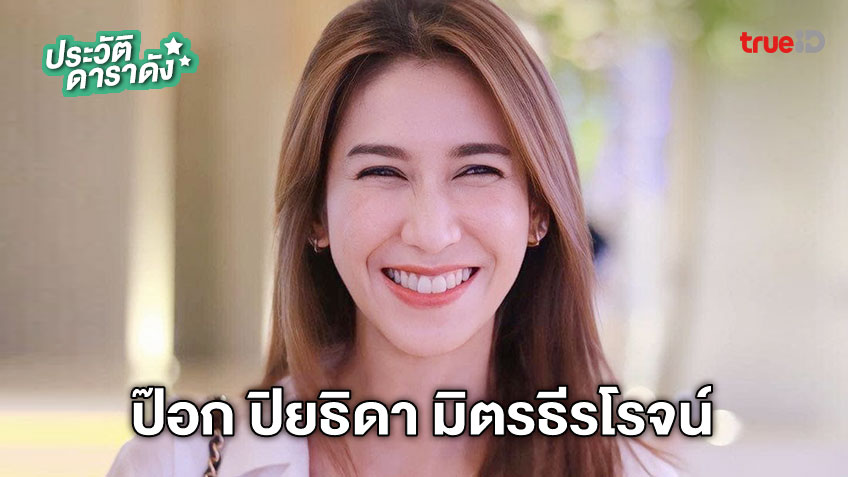 ละคร เจ๊ทแหลก Jetlag 2568 นี่คือเรื่องราวของ "กรีฑา" หนุ่มซื่อบื้อที่ชีวิตพลิกผันเมื่อถูกลากเข้าสู่สมรภูมิกลางเวหา! "เจ๊พร" เจ้าของสายการบินใกล้พัง ได้ยื่นข้อเสนอสุดประหลาด จ้างเขาให้สวมบทบาทลูกเรือปลอมตัวเป็นสายลับ แทรกซึมไปสู่สายการบินคู่แข่งสุดหรูอย่าง “แกลมเมอร์รัสแอร์ไลน์” เป้าหมายคือความลับทางธุรกิจ แต่ในเครื่องบินที่เต็มไปด้วยลูกเรือสุดเพี้ยน ทั้งพี่ชายมาดกวน, ออนิวสายเอ๋อ, ติดกิ๊ฟจอมเหวี่ยง, ชบาพลังล้น และสกายมาดนิ่ง…ทุกเที่ยวบินกลับกลายเป็นความอลวนระดับ 5 ดาว! เมื่อต้องรับมือกับผู้โดยสารตัวแสบและแขกรับเชิญสุดเซอร์ไพรส์ กรีฑาจะสืบความลับสำเร็จหรือไม่? หรือจะจบลงด้วยการเป็นตัวป่วนเบอร์หนึ่งบนฟ้าแทน? ติดตามภารกิจลับที่เต็มไปด้วยเสียงฮาจนน้ำตาเล็ดได้ใน… 1 4f706550 3818 11ed b956 c3771300d410 webp original