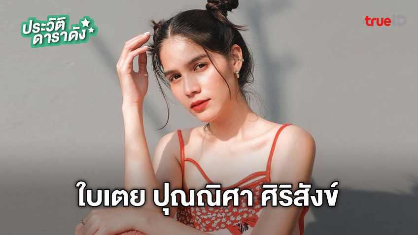 ละคร ทฤษฎีสีชมพู Gap The Series 2565 ในโลกที่ถูกแบ่งแยกด้วยกำแพงแห่งฐานะและชาติตระกูล "ม่อน" เป็นเพียงหญิงสาวธรรมดาที่เงยหน้ามอง "คุณสาม" ดุจดวงดาวอันสูงส่ง ความรักที่ฝังรากลึกตั้งแต่ครั้งเยาว์วัย เมื่อคุณสามยื่นมือเข้ามาในชีวิตอันมืดมิดของเธอ ได้นำพาม่อนมาสู่สมรภูมิแห่งหัวใจในบริษัทเดียวกัน แต่ยิ่งใกล้ชิด คุณสามก็ยิ่งเย็นชาดุจน้ำแข็ง และกำแพงแห่งวัยแปดปี รวมถึงเพศสภาพเดียวกัน ยิ่งทำให้ความปรารถนานั้นดูเหมือนเป็นเพียงภาพลวงตา ความรักครั้งนี้… จะสามารถทลายทุกสิ่งที่ขวางกั้นและพิสูจน์ตัวเองได้หรือไม่ 11 03f14fa0 3970 11ed 9f48 257d32c2c077 webp original