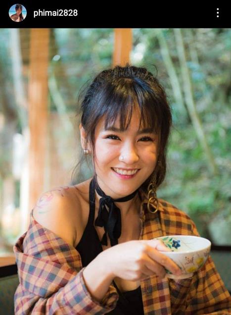 ละคร อีสา รวีช่วงโชติ 2556 ในม่านหมอกแห่งกาลเวลา ย้อนรอยไปสู่สยามประเทศยุคต้นรัชกาลที่ 6 ณ ใจกลางวังหลวงอันวิจิตรตระการตา เรื่องราวของหญิงสาวกำพร้าผู้หนึ่งนาม "อีสา" ได้เริ่มต้นขึ้น เธอเติบโตภายใต้ร่มเงาของ"หม่อมเจ้าโชติช่วงระวี" โดยหารู้ไม่ว่าโชคชะตาได้ขีดเขียนเส้นทางอันคดเคี้ยวไว้ให้เธอแล้ว จากหม่อมวัยเยาว์ที่ต้องพลัดพรากจากบุตรในครรภ์ สู่ชีวิตอิสระอันโลดโผนภายใต้ชื่อ "อุษา" นางละครผู้เลอโฉม และเจ้าของไนต์คลับที่มากรัก ทว่าเบื้องหลังความเร่าร้อนนั้น กลับเต็มไปด้วยบาดแผลแห่งหัวใจ โศกนาฏกรรม และสายสัมพันธ์ที่ถูกซ่อนเร้น… เธอจะค้นพบความหมายของชีวิตและความสุขที่แท้จริงได้หรือไม่ ในเมื่อทุกย่างก้าวล้วนถูกพันธนาการด้วยอดีตอันเจ็บปวด 26 bd7846f0 60ca 11ed 8a7e c1297aa48775 webp original