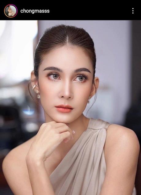 ละคร มัสยา 2560 ท่ามกลางกำแพงสูงตระหง่านของ คฤหาสน์รัตนมหาศาล มัสยาเปรียบเสมือนนกป่าพลัดถิ่นที่ถูกพรากจากท้องทะเลใต้สู่กรงทองอันเย็นเยียบของชนชั้นสูง การมาถึงของเธอในฐานะหลานสาวกำพร้าไม่ได้มีพรมแดงลาดปู แต่กลับเต็มไปด้วยสายตาเหยียดหยามและการกลั่นแกล้งที่คอยทำลายความสดใส ทว่าภายใต้ความขัดแย้งและคำสบประมาทของ ร้อยโทลักษณ์ ชายหนุ่มผู้เคร่งขรึมที่ต้องรับหน้าที่เป็น "ผู้คุม" กลับมีความผูกพันบางอย่างก่อตัวขึ้นอย่างเงียบเชียบ… เป็นความรักที่ต้องฝ่าทั้งแรงทิฐิ อุปสรรคจากคนรักเก่า และจารีตประเพณีที่บีบคั้นให้ต้องพรากจากกัน 15 cfa80ad0 7ab1 11ed 8e0b 51f661243d4b webp original