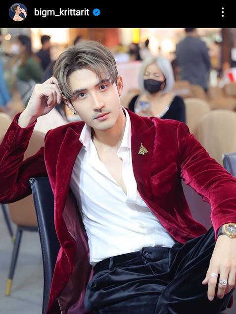ล่าสุดพระเอกหนุ่ม บิ๊กเอ็ม กฤตฤทธิ์ ก็ตกเป็นที่สงสัยของหลายคนเนื่องจากเมื่อเดือนตุลาคมที่ผ่านมา เจ้าตัวได้ออกมาประกาศว่าถูกรางวัลที่หนึ่งจากลอตเตอรี่ออนไลน์ของค่ายดัง