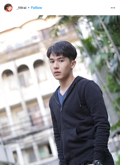 ละคร ผีเสื้อสลับลาย 2568 เมืองที่เคยสว่างไสวกลับกลายเป็นมืดมนสำหรับ "อรชา" หญิงสาวที่ต้องก้าวเดินลำพังพร้อมบาดแผลจากอดีตที่ฝังลึกจากครอบครัวที่โหดร้าย เธอเลือกที่จะหนีมาเริ่มต้นใหม่ในเมืองใหญ่ แต่โชคชะตาเหมือนจะเล่นตลก เมื่อชีวิตพาเธอมาพบกับ "กบิล" ชายหนุ่มผู้มีหัวใจแหลกสลายจากวิกฤตครอบครัวที่ไม่ต่างกัน ในขณะที่อรชาพยายามจะสร้างชีวิตใหม่ด้วยการทำงานในบริษัทเครื่องประดับ ความริษยาจาก "มยุริน" ลูกบุญธรรมผู้หวังครอบครองทุกอย่างก็พุ่งตรงเข้าใส่เธอโดยไม่ทันตั้งตัว สิ่งที่มยุรินไม่รู้คืออรชาไม่ใช่แค่พนักงานธรรมดา แต่คือ "เอมมาลิน" ลูกสาวแท้ๆ ของ "อมรา" ที่หายไปเมื่อ 22 ปีก่อน และการกลับมาในครั้งนี้จะมาพร้อมกับการเปิดเผยความจริงอันแสนเจ็บปวดที่ทุกคนต้องเผชิญหน้า 7 c9ce26e0 d8e3 11ed a640 a9b40287824f webp original