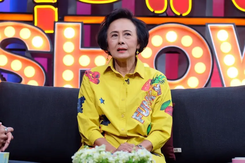 ละคร ตะวันตกดิน 2564 ในเกมแห่งอำนาจที่แลกมาด้วยเกียรติยศ โสรวาร คือหมากตัวสำคัญที่ไต่เต้าจากดินสู่ดาวเคียงข้าง เวศน์ ผู้ทรงอิทธิพล แต่เมื่อพายุแห่งโชคชะตาพัดเอาที่พึ่งพิงสุดท้ายให้จากไปกะทันหัน บันไดสู่ความสำเร็จที่เขาสร้างกลับพังทลายลงในพริบตา ท่ามกลางสมรภูมิของความโลภที่มีทั้ง วิธู สตรีผู้เต็มไปด้วยความลับ และ ท่าน ผู้มีบารมีมืดคอยบงการอยู่เบื้องหลัง โสรวารต้องเลือกระหว่าง 'ทางลัด' ที่อาบด้วยกิเลส หรือ 'ความรักที่แท้จริง' กับ ฑัณฑิกา หญิงสาวที่เป็นดั่งแสงสว่างเดียวในใจ… ในโลกที่ทุกคนพร้อมจะหักหลัง เขาจะรักษาสิ่งใดไว้ได้บ้าง? 14 edb086b0 1575 11ee a479 d35f9a481352 webp original