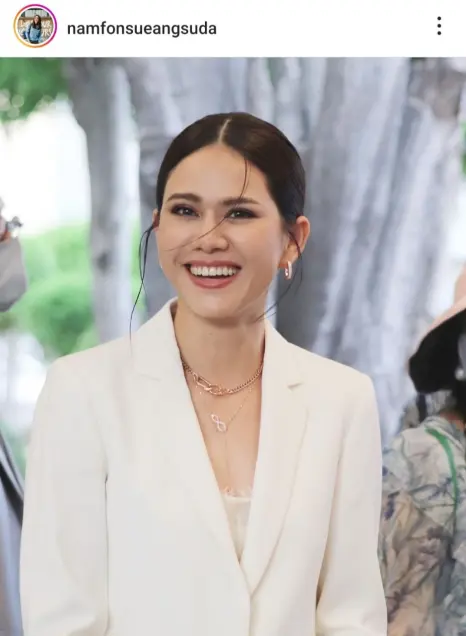 ละคร สุภาพบุรุษจุฑาเทพ ตอน คุณชายพุฒิภัทร 2556 ในห้วงเวลาที่ชนชั้นยังแบ่งแยกผู้คน ดอกรักดอกหนึ่งผลิบานขึ้นท่ามกลางพายุโหมกระหน่ำ "หม่อมราชวงศ์พุฒิภัทร จุฑาเทพ" ศัลยแพทย์หนุ่มผู้เพียบพร้อม ดั่งแสงสว่างนำพา "กรองแก้ว" นางงามสามัญชนผู้บริสุทธิ์ ให้รอดพ้นจากเงามืดของอันตราย ทว่าหนทางของหัวใจกลับมิได้โรยด้วยกลีบกุหลาบ เมื่อกำแพงแห่งฐานันดรและเล่ห์กลของมารผจญดาหน้าเข้ามา ทั้งสองต้องจับมือกันฝ่าฟัน มอบความรักเป็นเครื่องนำทาง สู่ปลายทางแห่งความสุขที่เฝ้ารอ… หากแต่ความสุขนั้นจะคงอยู่ตลอดไปจริงหรือ? 11 2c4b4c00 1fc3 11ee a188 6beb8ea355b1 webp original