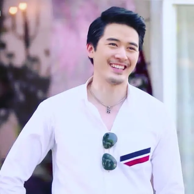 ละคร เวียงร้อยดาว 2557 "ร้อยดาว" เด็กสาวกำพร้าในอังกฤษ ได้รับจดหมายให้กลับเมืองไทยเพื่อฟังพินัยกรรมของผู้เป็นพ่อ แต่เมื่อเธอกลับมาถึงคฤหาสน์บดินทร์ธร กลับต้องเผชิญกับความเย็นชาและการกลั่นแกล้งจากบรรดาภรรยาและลูกๆ ของพ่อ รวมถึงเรื่องราวลึกลับของ "เวียงร้อยดาว" ที่ซ่อนเงื่อนงำและความอาฆาตเอาไว้ 6 7d53ca10 2080 11ee aac1 83b76f82d1d7 webp original