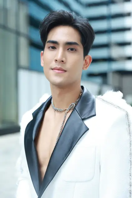 ละคร รักไม่คาดฝัน Play Park 2569 ในโลกของ อิงอิง สวนสนุกแห่งนี้คือดินแดนแห่งความทรงจำและหยาดเหงื่อที่เธอปกป้องด้วยหัวใจ แต่สำหรับ ลิลิน มันเป็นเพียงตัวเลขบนหน้ากระดาษที่ต้องถูกลบทิ้งเพื่อแทนที่ด้วยตึกเรียนอันเย็นชา เมื่อคนหนึ่งสู้เพื่อ 'บ้าน' และอีกคนสู้เพื่อ 'กำไร' กำแพงอคติจึงถูกสร้างขึ้นมาอย่างแน่นหนา ทว่าท่ามกลางการปะทะที่ดุเดือด กลิ่นอายของสายไหมและเสียงหัวเราะกลับทำให้หัวใจที่เคยแข็งกร้าวเริ่มสั่นคลอน… หรือความแตกต่างที่ดูเหมือนเส้นขนาน จะกลับกลายเป็นแรงดึงดูดที่แสนอันตราย 5 b214ce50 26b8 11ee 9f2c 431f5a117304 webp original