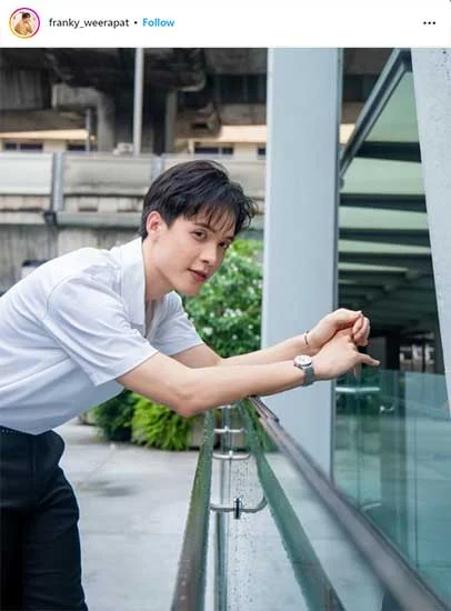 ละคร ยิหวาดาตัง 2569 "ดวงใจที่เคยหลอมรวมด้วยไออุ่น กลับถูกกรีดซ้ำด้วยรอยแค้นและคราบเลือด" ท่ามกลางเสียงสวดอาคมและกลิ่นอายไสยเวทย์แห่งแดนใต้ ยิหวา เติบโตมาในอ้อมกอดของจอมโจรผู้ทรงธรรม โดยหารู้ไม่ว่าคำทำนายโบราณกำลังเริ่มทำงาน เมื่อความตายพรากทุกสิ่งไปจาก เยี่ยม ชายหนุ่มผู้จมดิ่งสู่ศาสตร์มืดเพื่อรอวันพิพากษาตระกูลศัตรู ทว่าโชคชะตาช่างเล่นตลก เมื่อ 'ดวงใจ' ที่เขาหมายจะปลิดทิ้ง กลับเป็นผู้หญิงคนเดียวกับที่เขาเคยตกหลุมรัก และความจริงที่ซ่อนอยู่หลังคมดาบอาจร้ายกาจกว่าที่ใครจะคาดคิด เพราะหากยิหวาดับสูญ… พี่ชายฝาแฝดของเธอก็ต้องม้วยตาม 10 0bb6e8b0 8da9 11ee 9b75 6b8f04494080 webp original