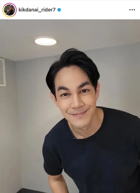 ซีรีส์ ทำนายทายทัพ My Magic Prophecy 2568 "อิน" ผู้มีพรสวรรค์ในการอ่านชะตาผ่านไพ่ทาโรต์อย่างแม่นยำ แต่นั่นคือความลับที่ต้องปิดไว้ เมื่อเขาต้องจำใจรับบท "หมอดูจำเป็น" ให้กับแม่ของ "ทอดาว" เพื่อนสนิท โชคชะตาก็เหวี่ยงให้เขามาเจอกับ "ทัพฟ้า" นายแพทย์เวชบำบัดวิกฤตผู้ไม่เชื่อเรื่องไสยศาสตร์และแสนจะกวนประสาท ทว่าการพบกันครั้งนี้กลับมาพร้อมคำทำนายมรณะ ทัพฟ้ากำลังจะเผชิญเคราะห์หนักถึงชีวิต แม้เขาจะเย้ยหยัน แต่เหตุร้ายที่ถาโถมเข้ามาไม่หยุดหย่อน ตั้งแต่รถชนไปจนถึงอุบัติเหตุแปลกประหลาด ก็บีบให้หมอผู้ยึดมั่นในวิทยาศาสตร์ต้องยอมหนีไปพักใจที่แม่ฮ่องสอน โดยมีอินติดสอยห้อยตามไปเป็นองครักษ์พิทักษ์ดวง ท่ามกลางความขัดแย้ง การปะทะคารม และความใกล้ชิดบนหุบเขา ม่านแห่งความเกลียดชังก็เริ่มคลี่คลายสู่ความรัก… แต่โชคชะตาไม่ได้ใจดีขนาดนั้น เมื่ออุปสรรคจากรักเก่าและคดีลึกลับกำลังรอพวกเขาอยู่ 16 d8d7fe30 aebd 11ee 9bc3 fb97ca372dc6 webp original