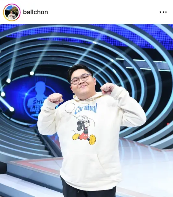 ซีรีส์วาย ข้ามฟ้าเคียงเธอ 2568 ณ ใจกลางมหานครแห่งสายหมอกที่แสนคุ้นเคย คณินทร์ เด็กหนุ่มผู้ใช้ชีวิตเรียบง่ายในอังกฤษ ไม่เคยล่วงรู้ถึงสายเลือดสูงศักดิ์ที่ไหลเวียนในกาย จนกระทั่งการมาถึงของ ชรัณ องครักษ์ผู้เงียบขรึม ที่ฉุดเขาเข้าสู่อาณาจักรเอมมาลี ราชบัลลังก์ที่เต็มไปด้วยเงาของอำนาจและการทรยศ คณินทร์ถูกผลักให้สวมบทบาทองค์รัชทายาทผู้สาบสูญ และต้องก้าวเข้าสู่สนามประลองฟันดาบราชประเพณีเดิมพันชีวิต เพื่อช่วงชิงบัลลังก์ให้บิดา ภายใต้คมดาบที่วาดลวดลายเพื่อเกียรติยศและหน้าที่ ความรักต้องห้ามระหว่างเขากับชรัณก็ก่อตัวขึ้นอย่างเงียบงันความผูกพันที่อาจเป็นได้ทั้งโล่กำบัง และจุดจบของทุกสิ่ง 16 402d0ae0 dc67 11ee b951 cb1904eb9dfe webp original