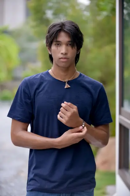 ละคร สายรักสายเลือด 2568 ความมั่งคั่งของตระกูลเหมรัตน์ศิริเหมือนถูกสาปนับตั้งแต่การจากไปของ เจ้าสัวปรีดา ผู้เป็นดั่งเสาหลัก พินัยกรรมที่ควรจะเป็นทางออกกลับสูญหายไปพร้อมกับความลับดำมืดที่ถูกซ่อนไว้ใต้พรมของคฤหาสน์ ทุกคนล้วนแต่สวมหน้ากากแห่งความหวังดี แต่ซ่อนคมดาบแห่งความโลภไว้ข้างใน ในสมรภูมิแห่งการช่วงชิงอำนาจนี้ เมฆินทร์ หลานชายที่ไม่มีสายเลือดแท้ ต้องยืนหยัดต่อสู้เพื่อปกป้องมรดกที่ควรเป็นของเขา ขณะที่หัวใจกลับถูกพันธนาการด้วยความรักที่มีต่อ มนต์มีนา เธอคือแสงสว่างหรือกับดักที่จะทำให้เขาต้องพ่ายแพ้ในเกมนี้ 23 97222570 8157 11ef af21 8df0975922ba webp original