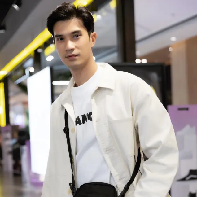 ซีรีส์ หมอใจพิเศษ Good Doctor 2567 ท่ามกลางเสียงจังหวะหัวใจในห้องผ่าตัดที่เยือกเย็น 'โฌน' ชายหนุ่มออทิสติกผู้มีอัจฉริยภาพเหนือใคร ต้องก้าวเข้าสู่สมรภูมิชุดกาวน์ที่เต็มไปด้วยอคติและการตั้งคำถาม จากปมในอดีตที่สูญเสียพี่ชาย สู่ความฝันในการเป็นศัลยแพทย์ที่โลกมองว่าเป็นไปไม่ได้ เส้นทางสายนี้ไม่ได้มีเพียงคมมีดที่เฉียบคม แต่คือการเยียวยาหัวใจผู้คน… และการพิสูจน์ว่าความแตกต่างไม่ใช่ขีดจำกัดของคำว่า 'หมอ' 8 9a46be90 8b8a 11ef afdd b700adfe3c5c webp original