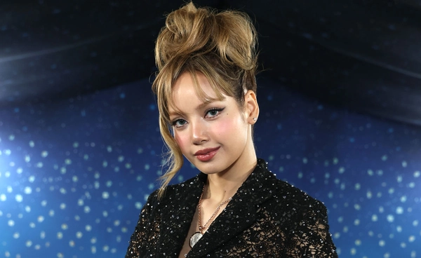สวยสะกดทุกสายตา ส่องลุค “ลิซ่า” เฉิดฉายบนพรมแดงสุดหรูงาน Met Gala 2025
