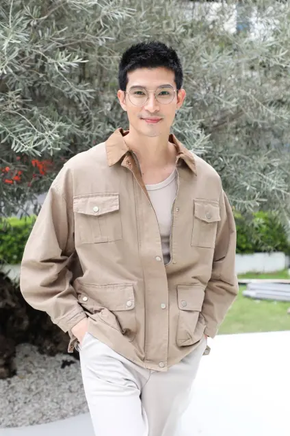 ละคร ความลับใต้เสื้อกาวน์ 2568 เสื้อกาวน์สีขาวคือสัญลักษณ์แห่งศรัทธาและความหวัง แต่คุณเคยสงสัยหรือไม่ว่า ภายใต้ผืนผ้าอันบริสุทธิ์นั้น… มีบางสิ่งเน่าเฟะซ่อนอยู่? นี่คือเรื่องราวเบื้องหลังฉากของการแพทย์ที่ถูกบิดเบือน ที่ซึ่ง "หมอปลอม" สวมรอยความเชี่ยวชาญ ปล่อยมือไปกับการรักษาที่ไร้มาตรฐาน ทั้งการฉีดหน้าที่ผิดรูป และการผ่าตัดที่จบลงด้วยโศกนาฏกรรม ความสูญเสียที่แลกมาด้วยความไว้ใจของเหยื่อ บทความนี้จะแกะรอยความจริง และชี้ทางให้คุณตรวจสอบบุคคลที่กำลังจะฝากชีวิตไว้ในมือพวกเขา ก่อนที่ "ความเชื่อใจต้องแลกด้วยชีวิต" ของคุณเอง 4 bccd2450 7846 11f0 bd51 abbb52baf90d webp original