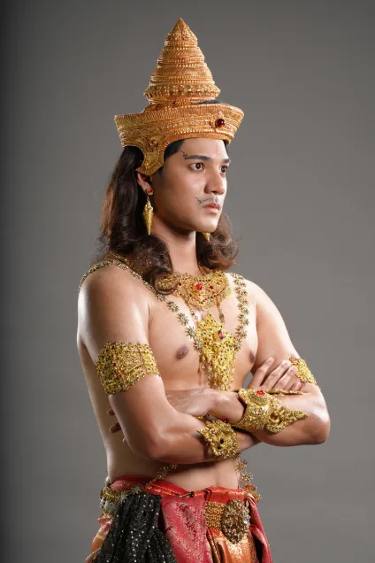 ละครพื้นบ้าน เดชอสูรขันแก้วนพเก้า 2568 "นครไตรตรึง" เมืองแห่งตำนานที่ซ่อนเร้นความลับ เมื่อพระโอรสและพระธิดาแฝดถือกำเนิดพร้อมคำทำนายที่สะเทือนบัลลังก์… ขันแก้ว ถูกพรากไปเติบโตในป่าดงพงไพรกับพญาลิงผู้ภักดี จนกระทั่งเขาได้พบกับ ขันวิเศษ และคู่หูอสูรขี้บ่นนาม วาริน การเดินทางเพื่อตามหาชาติกำเนิดจึงเริ่มต้นขึ้น ขณะเดียวกัน ในกำแพงวัง นพเก้า น้องสาวฝาแฝด ก็ถูกปลุกด้วยพลังของ แหวนวิเศษอัญมณีเก้าเม็ด ซึ่งทำให้นางสามารถเปลี่ยนร่างเป็นสตรีงามผู้ทรงพลังได้นับไม่ถ้วน ไม่ว่าจะเป็นเพชรรัตน์ มณีแดง หรือมรกต นี่คือเรื่องราวของการตามหาอัญมณี การค้นพบตัวตน และภารกิจอันยิ่งใหญ่ที่เดิมพันด้วยชะตากรรมของทุกแว่นแคว้น ท่ามกลางการต่อสู้ การสูญเสีย และความรักที่ถูกลิขิตมา 8 9586baf0 821e 11f0 9fa9 b7c42c8a8ce2 webp original