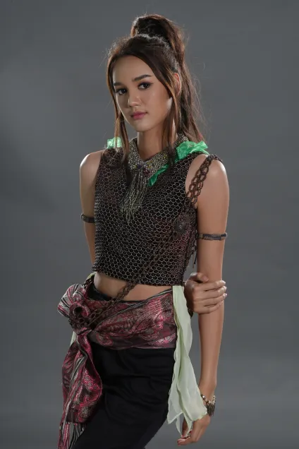 ละครพื้นบ้าน เดชอสูรขันแก้วนพเก้า 2568 "นครไตรตรึง" เมืองแห่งตำนานที่ซ่อนเร้นความลับ เมื่อพระโอรสและพระธิดาแฝดถือกำเนิดพร้อมคำทำนายที่สะเทือนบัลลังก์… ขันแก้ว ถูกพรากไปเติบโตในป่าดงพงไพรกับพญาลิงผู้ภักดี จนกระทั่งเขาได้พบกับ ขันวิเศษ และคู่หูอสูรขี้บ่นนาม วาริน การเดินทางเพื่อตามหาชาติกำเนิดจึงเริ่มต้นขึ้น ขณะเดียวกัน ในกำแพงวัง นพเก้า น้องสาวฝาแฝด ก็ถูกปลุกด้วยพลังของ แหวนวิเศษอัญมณีเก้าเม็ด ซึ่งทำให้นางสามารถเปลี่ยนร่างเป็นสตรีงามผู้ทรงพลังได้นับไม่ถ้วน ไม่ว่าจะเป็นเพชรรัตน์ มณีแดง หรือมรกต นี่คือเรื่องราวของการตามหาอัญมณี การค้นพบตัวตน และภารกิจอันยิ่งใหญ่ที่เดิมพันด้วยชะตากรรมของทุกแว่นแคว้น ท่ามกลางการต่อสู้ การสูญเสีย และความรักที่ถูกลิขิตมา 9 96974090 821e 11f0 9fa9 b7c42c8a8ce2 webp original