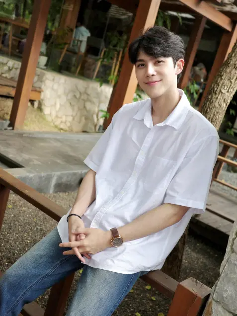 ละคร ทายาทหมายเลข 1 2568 ในโลกธุรกิจที่อำนาจคือสิ่งสูงสุด การจากไปของ ธารา รพีธาดา ผู้เป็นดั่งเสาหลักของอาณาจักรค้าปลีกสยามรพี ไม่ได้นำมาซึ่งความอาลัย หากแต่เป็นเสียงสัญญาณแห่งสงครามชิงบัลลังก์ เมื่อโชคชะตาเล่นตลกกับอุบัติเหตุเครื่องบินตก ลูกชายอย่าง นที ต้องลุกขึ้นสวมเกราะเหล็กเพื่อปกป้องมรดกที่กำลังจะพังทลายลงด้วยน้ำมือของคนในครอบครัว การทรยศของญาติสนิทอย่าง พศิน และ จารึก เป็นเพียงจุดเริ่มต้นของเกมอำนาจที่ไร้ซึ่งความเมตตา ท่ามกลางสมรภูมิที่ศัตรูภายนอกรุมล้อม ความลับดำมืดและความแค้นในอดีตกำลังจะถูกเปิดโปงออกมาพร้อมกับชัยชนะของผู้ที่แข็งแกร่งที่สุดเท่านั้น 14 a77d85b0 86d6 11f0 aaf9 b5036562ec59 webp original