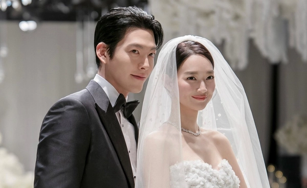 "ไม่ธรรมดา! ชุดแต่งงาน "ชินมินอา" ราคาเกือบ 9 แสนบาท แบรนด์เดียวกับ "ซนเยจิน"