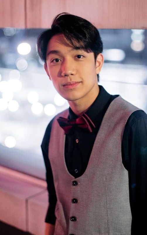 ละคร ศักดินาวิทยาลัย The school 2569 "ภายใต้รั้วสีทองของ 'สยามกาญจนา' สถานที่ที่ความรวยคือใบเบิกทางสู่สวรรค์ แต่สำหรับเด็กทุนมันคือประตูนรกที่เปิดรอรับหยาดเหงื่อและน้ำตา ทว่าความเน่าเฟะกลับถูกขุดคุ้ยขึ้นเมื่อกลิ่นคาวเลือดคละคลุ้งไปทั่วรั้วโรงเรียน… 'กันต์ธี' ตกเป็นแพะรับบาปในคดีฆาตกรรมที่เขาไม่ได้ก่อ ท่ามกลางเกมอำนาจของเหล่าทายาทตระกูลใหญ่ทั้งสี่ เมื่อความยุติธรรมถูกบิดเบือนด้วยเงินตรา ทนายสาวอย่าง 'ศศิวิมล' จึงต้องก้าวเข้ามาสืบหาความจริงที่ถูกซ่อนไว้ใต้พรมหรูหรา แม้ต้องประกาศศึกกับ 'ผอ.ศีตรา' ผู้กุมบังเหียนแห่งอำนาจที่พร้อมจะทำลายทุกคนเพื่อรักษาเกียรติยศเอาไว้" 9 3695fcd0 fc5e 11f0 8478 4fa9674c7ed0 original