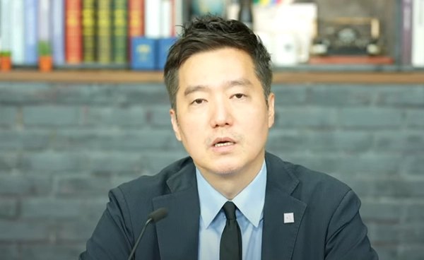 เปิดคำร้องหมายจับ! ตำรวจชี้ยูทูบเบอร์ดังปลอมแชต ใช้ AI กุข่าว "คิมซูฮยอน"