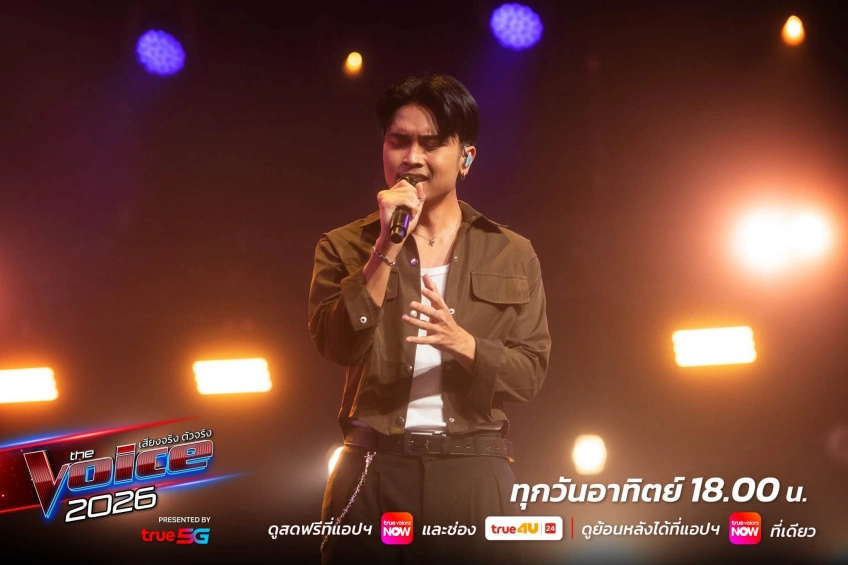 The Voice Thailand 2026のステージでマイクを手に歌うカオ・スシラ・クルアセーン
