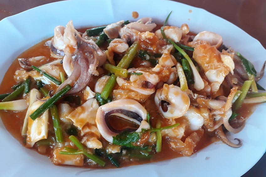 ร้านเจ๊ยินดี หาดแม่รำพึง ร้านอาหารทะเล ระยอง ร้านอาหารริมทะเล