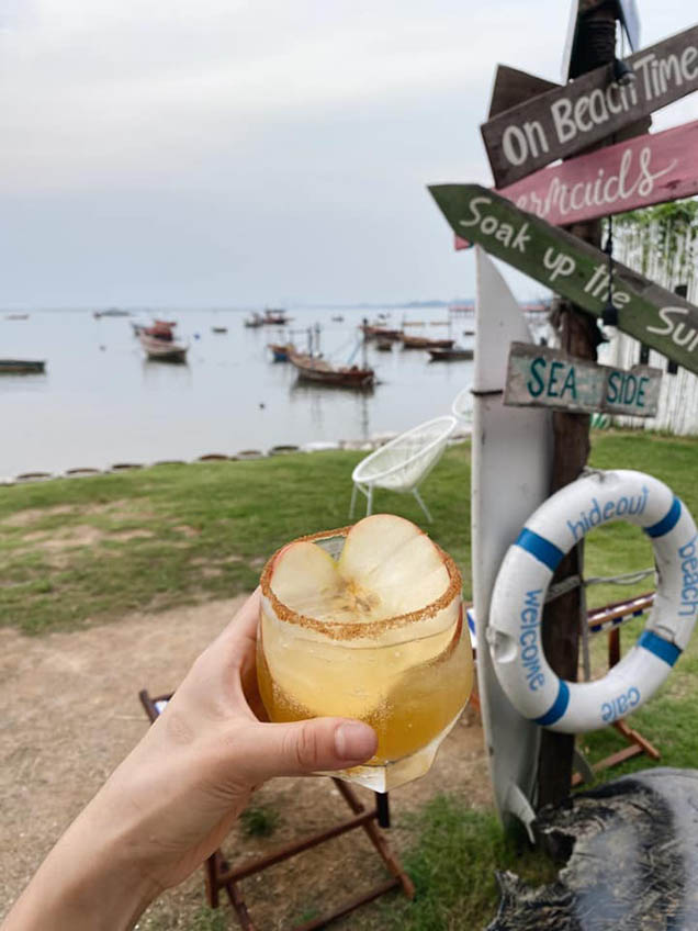 Hideout Beach Cafe & Bistro คาเฟ่ริมทะเล บางแสน 2021 ร้านกาแฟใกล้ฉัน