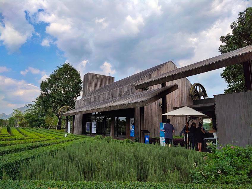 15 คาเฟ่เขาใหญ่ 2026 บรรยากาศในสวน สุดชิลฟีลสนามหญ้าหน้าบ้าน