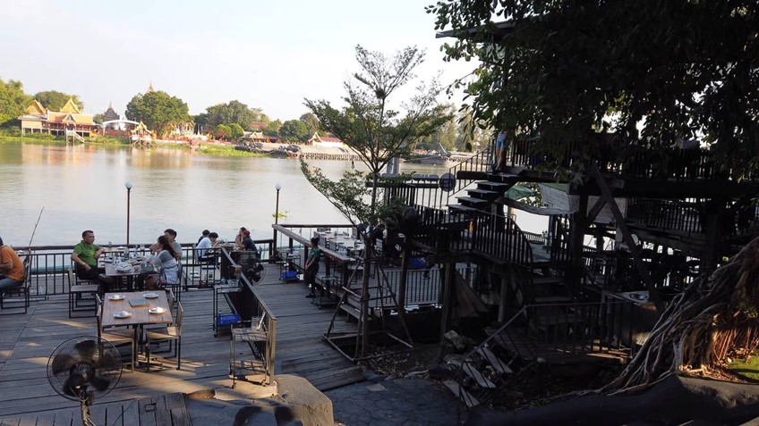 ร้านอาหารริมน้ำ แกรนด์เจ้าพระญา อยุธยา กุ้งแม่น้ำเผาอยุธยา