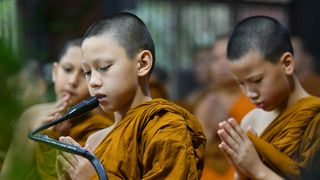 สามเณร เทรฟเวอร์ บรรยายธรรม - สามเณรปลูกปัญญาธรรม นานาชาติ