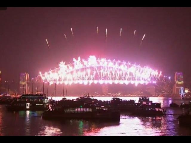 Australia Celebrates New Year’s Theme “Raining with Purple Fireworks” – Watch the movie online