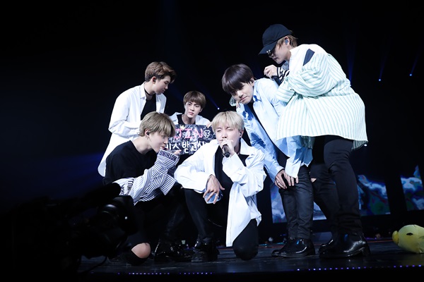 เวทีลุกเป็นไฟ BTS ปล่อยความมันส์สุดพลัง 2017 BTS LIVE TRILOGY EPISODE