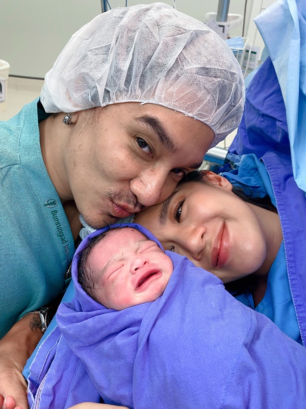 9 เดือนที่รอคอย! ใบเตย อาร์สยาม คลอดแล้ว น้องเวทมนต์ ลูกสาวคนสวย พ่อแมน แม่ใบเตย