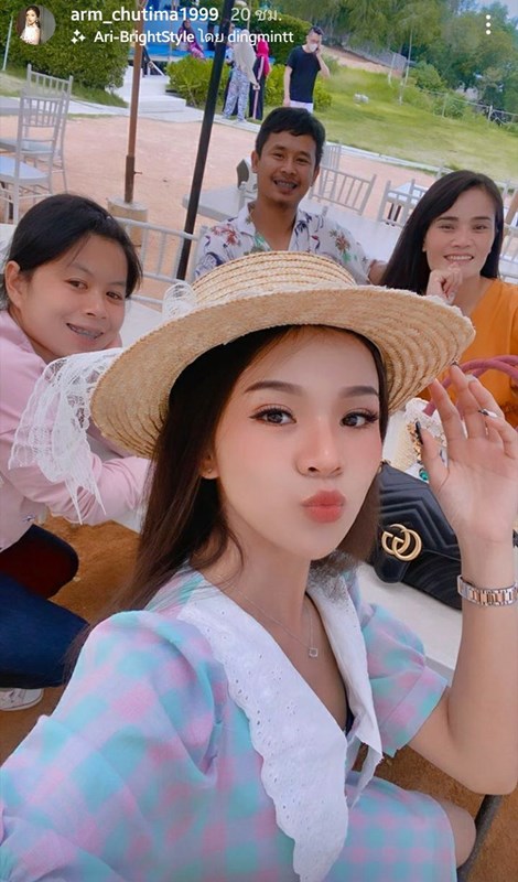 ลุคนี้หวานจัง! อาม ชุติมา แต่งเดรสเที่ยวทะเล น่ารักเหมือนตุ๊กตา